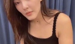 网红小九酱怀孕大肚子吃瓜,孕期生活趣味十足