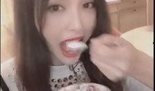 网红小九酱怀孕大肚子吃瓜,孕期生活趣味十足